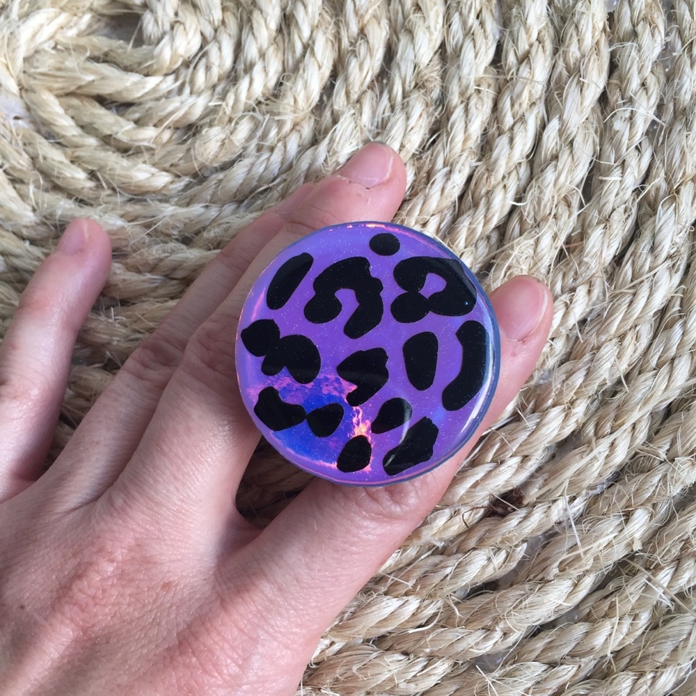 Handmade epoxy resin phone holder - Picture 2 of 5